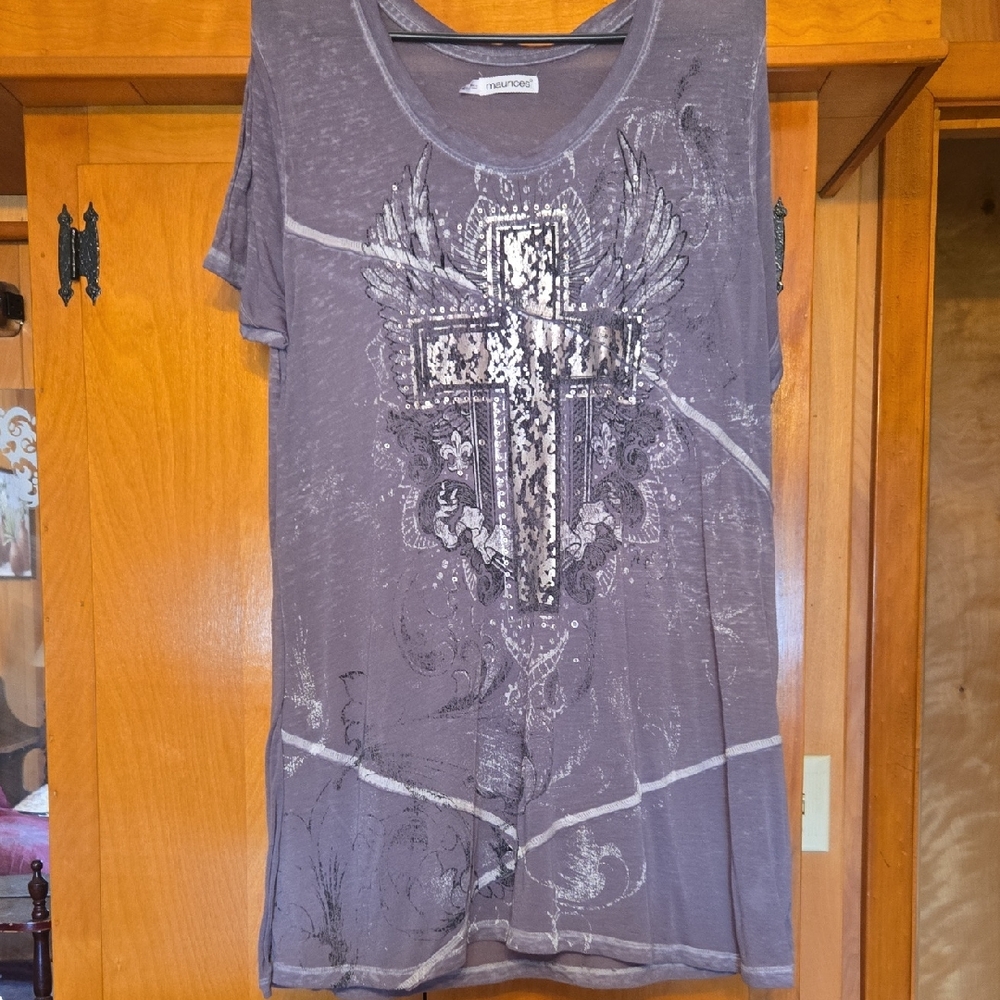 Maurices Gray Short Sleeve Tee with Cross and Wing Design